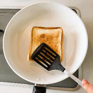 パンに焼き色をつける画像
