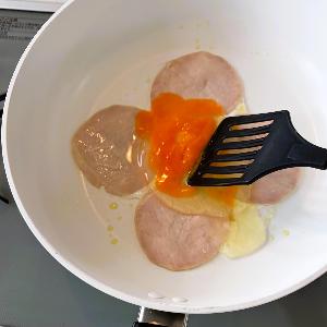 たまごの黄身をつぶしている画像