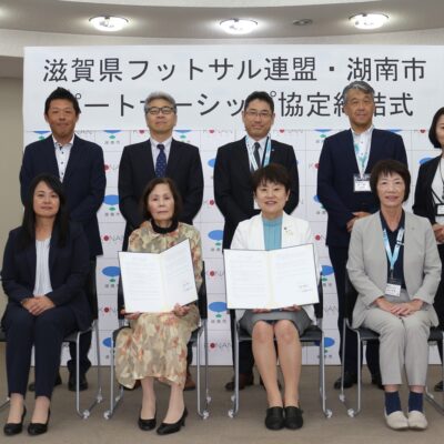 協定締結後の集合写真の様子